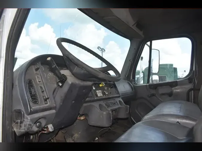 2005 FREIGHTLINER BUSINESS CLASS M2 106