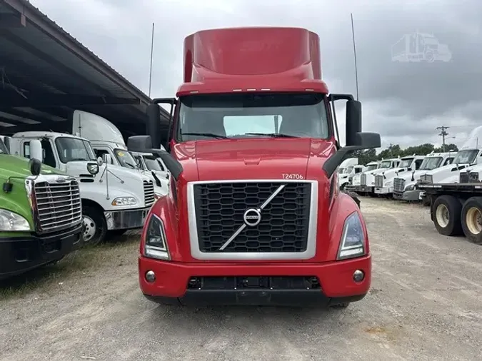 2021 VOLVO VNR64T300