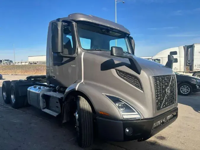 2022 VOLVO VNR64T300