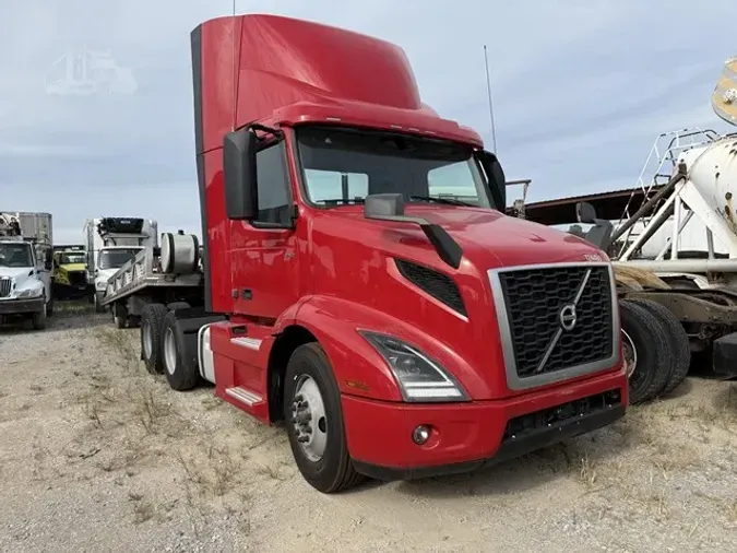 2020 VOLVO VNR64T300