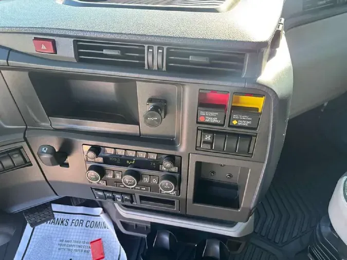 2025 VOLVO VNL64T860