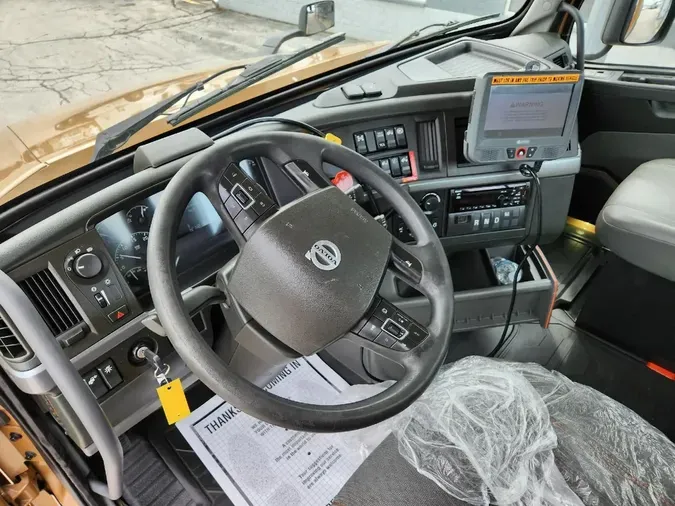 2022 VOLVO VNL64T300