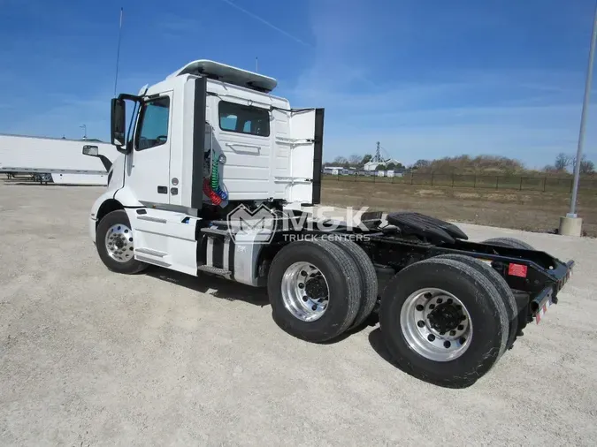 2025 VOLVO VNR64T300