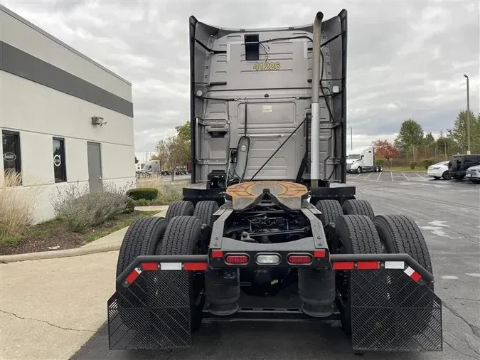 2021 VOLVO VNL64T760