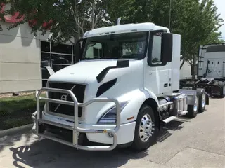 2022 VOLVO VNR64T300