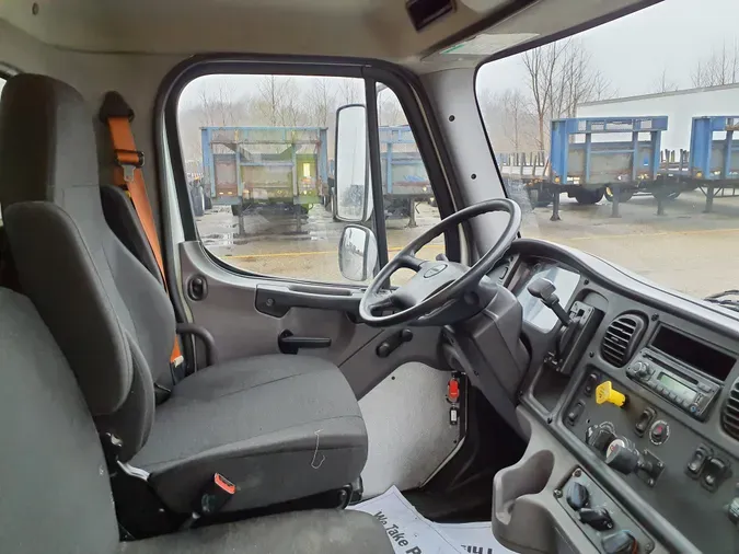 2016 FREIGHTLINER/MERCEDES M2 106