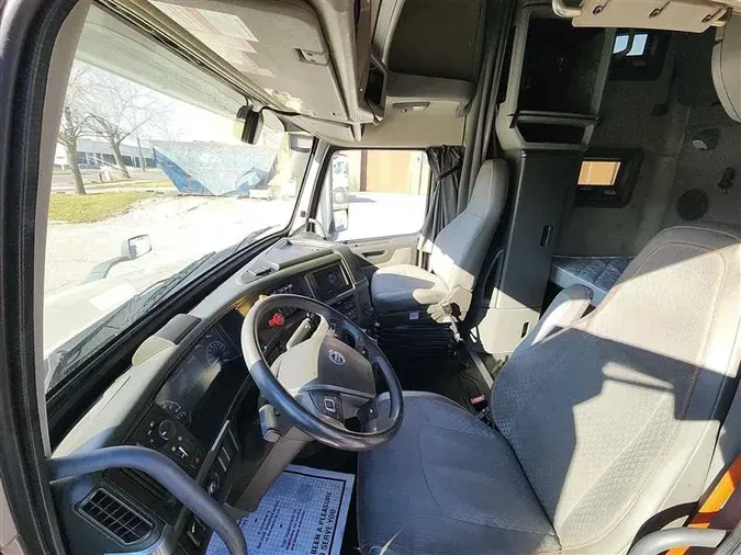 2021 VOLVO VNL760