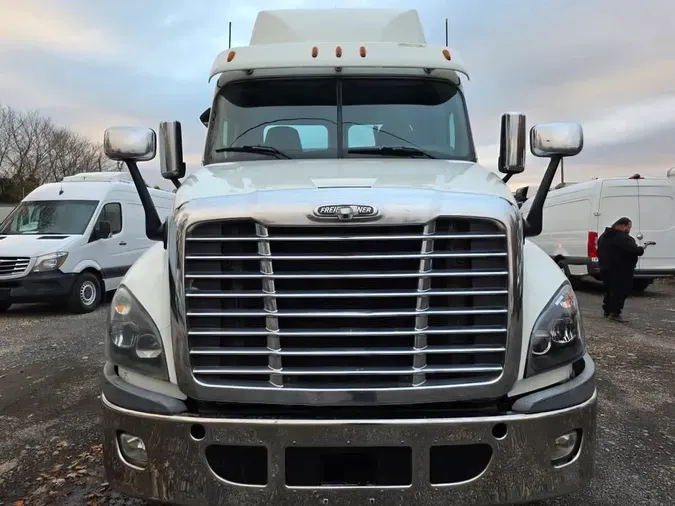 2019 FREIGHTLINER/MERCEDES CASCADIA 125358b2b3e3911bebe9a1fd13b083c2021