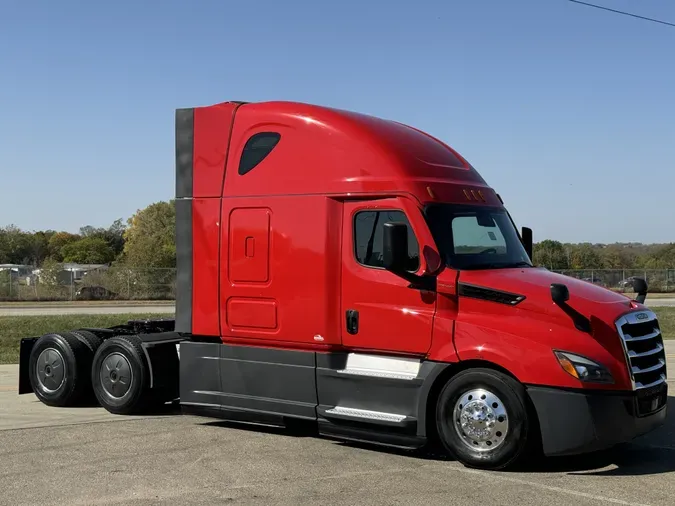 2020 FREIGHTLINER Cascadia 126