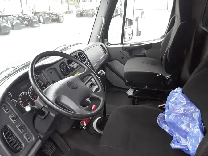 2015 FREIGHTLINER M2 106