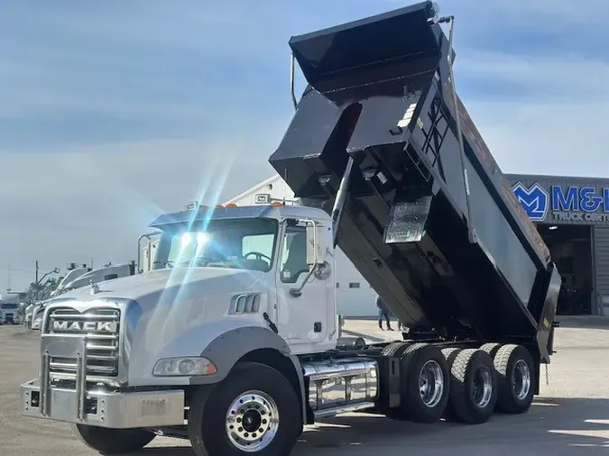 2015 MACK GU813