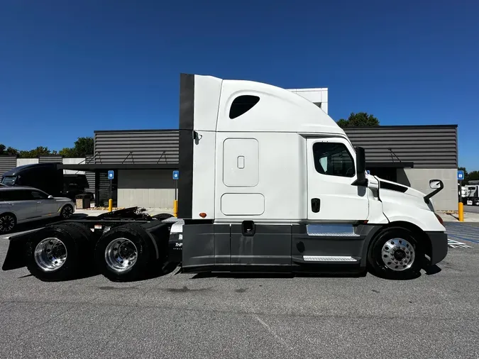 2020 Freightliner Cascadia 126