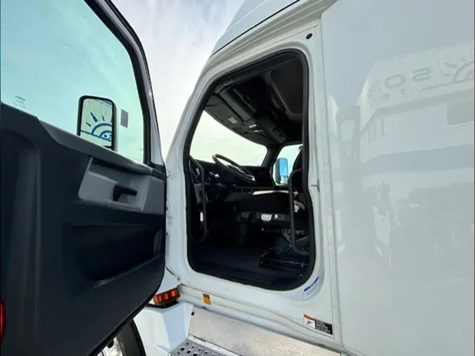 2020 Freightliner Cascadia 126