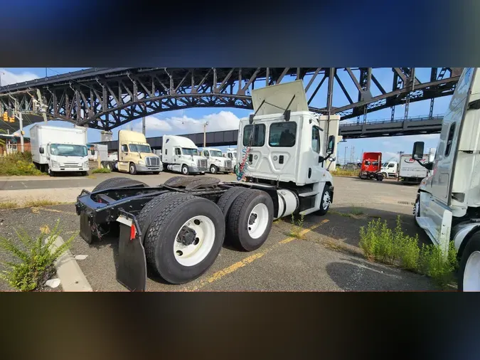 2016 FREIGHTLINER/MERCEDES CASCADIA 125