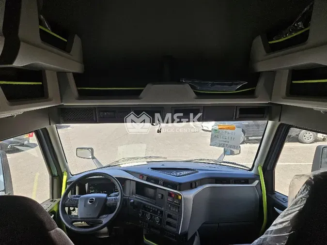 2025 VOLVO VNL64TV04