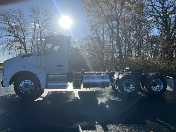 2025 Kenworth T880