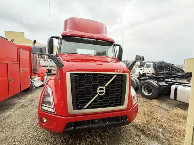 2020 VOLVO VNR64T300