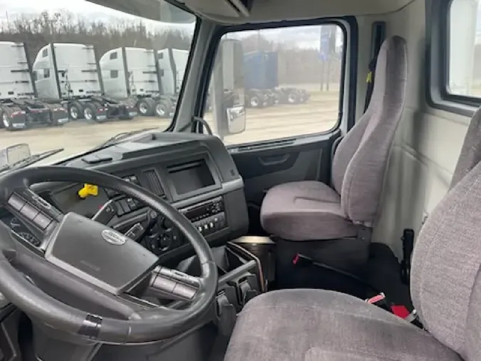 2019 VOLVO VNL300