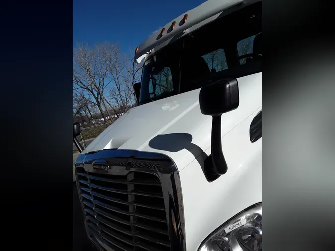 2017 FREIGHTLINER/MERCEDES CASCADIA 113