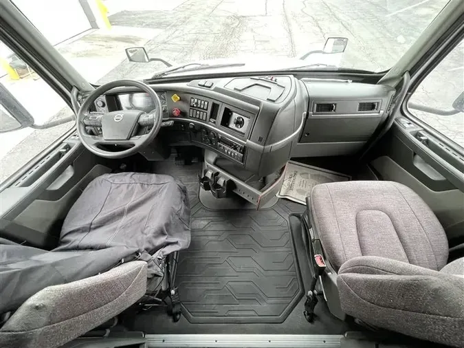 2020 VOLVO VNL760