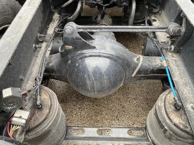 2023 Volvo VNR64T400