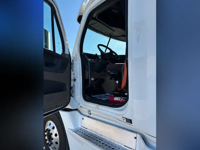 2017 FREIGHTLINER/MERCEDES CASCADIA 125