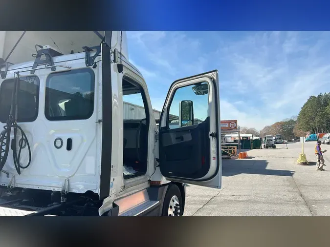 2019 Freightliner Cascadia 126