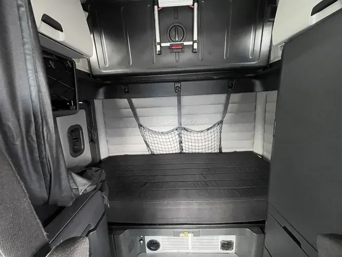 2021 FREIGHTLINER CASCADIA CA126