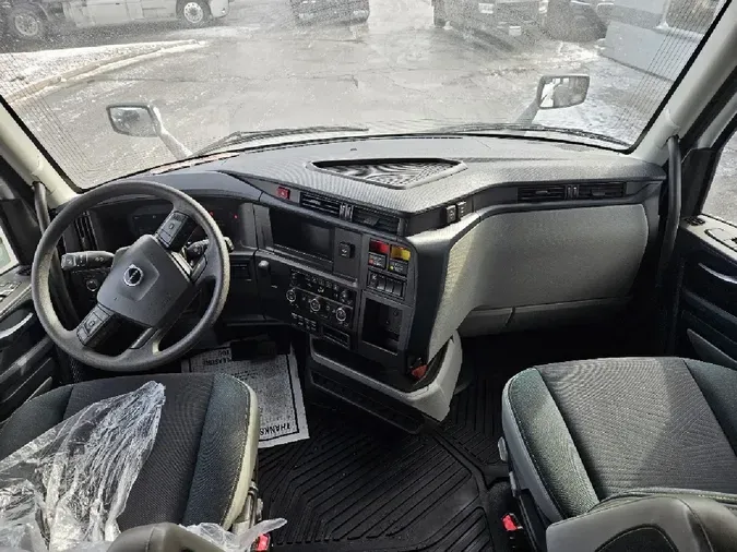 2025 VOLVO VNL64T860