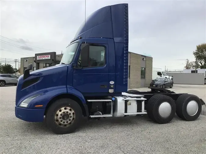 2020 VOLVO VNR300