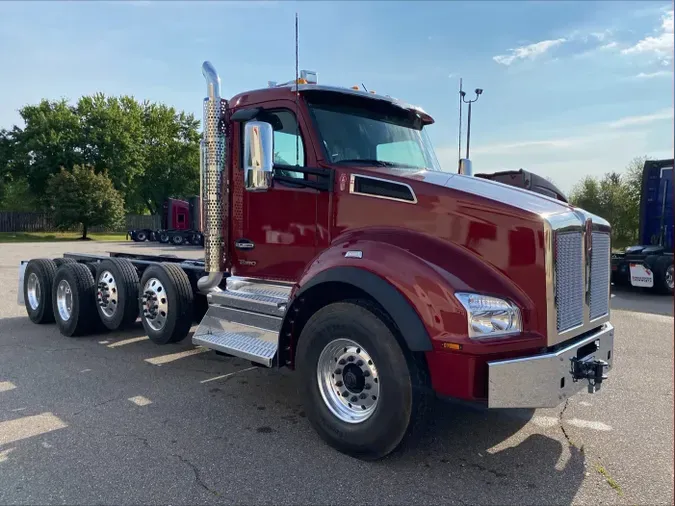 2025 Kenworth T880