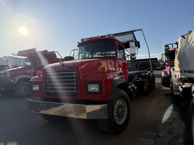 2001 MACK RD688S