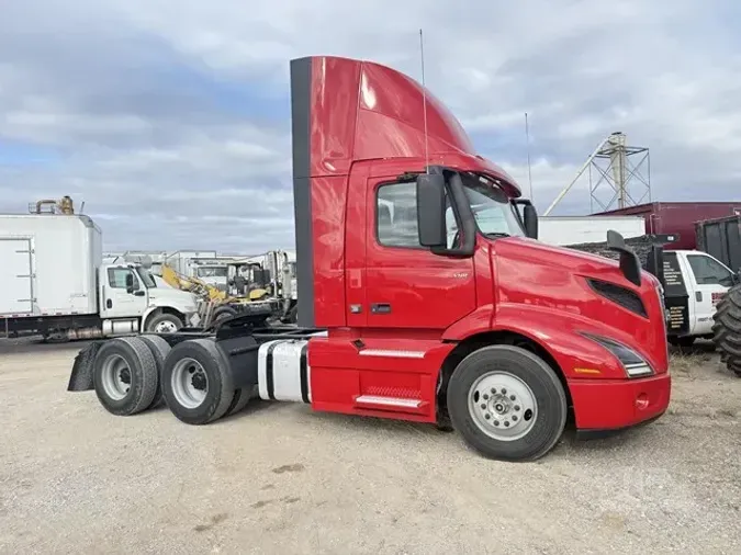 2022 VOLVO VNR64T300