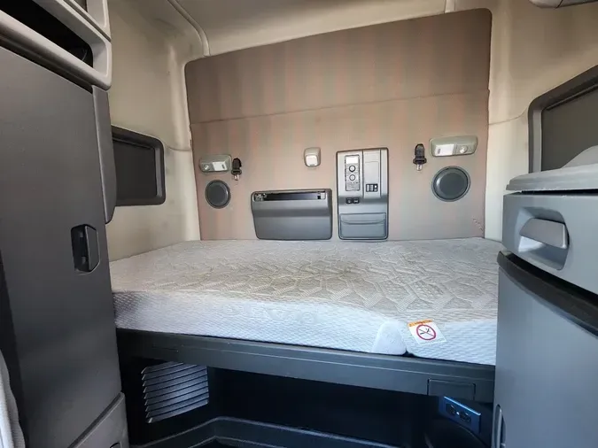 2022 VOLVO VNL64T740