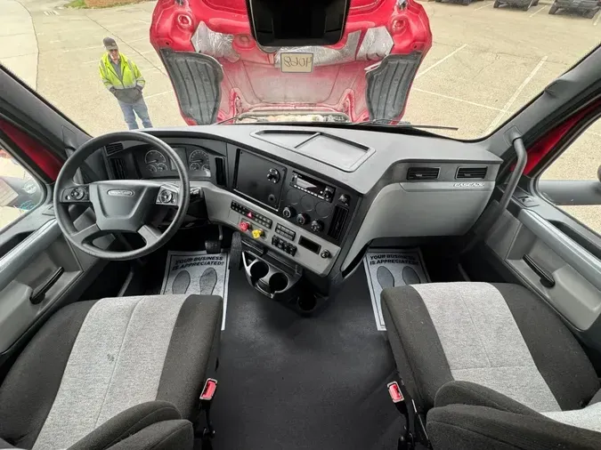 2022 FREIGHTLINER Cascadia 1263667351922cbdb81621ff3629bb6a916