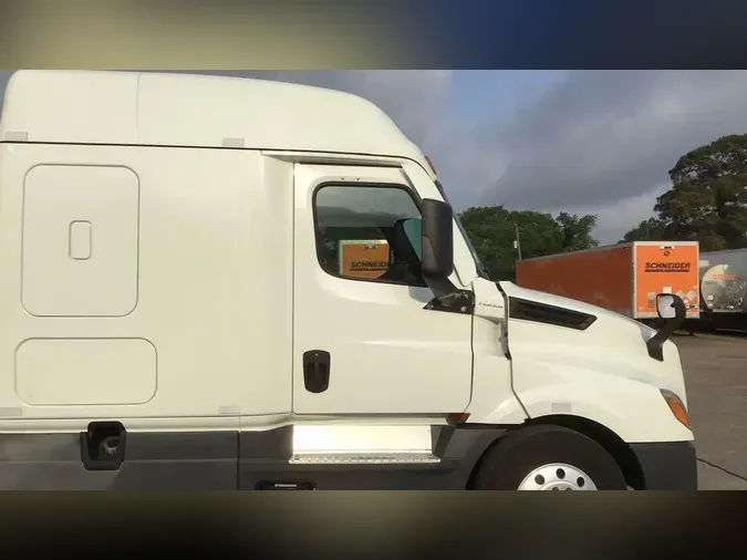 2021 Freightliner Cascadia 126
