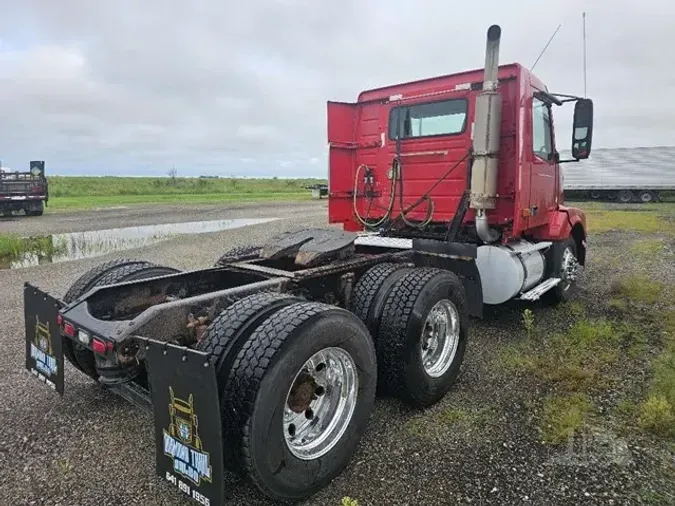 2005 VOLVO VNL64T300