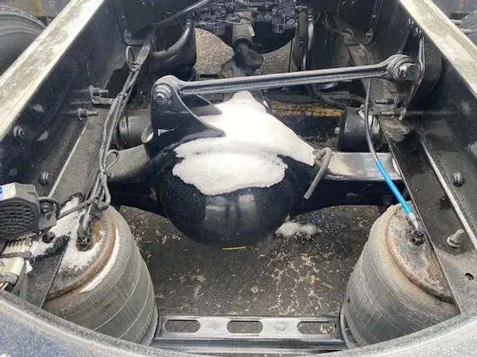 2023 Volvo VNR64T400