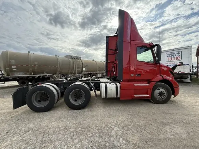 2021 VOLVO VNR64T300