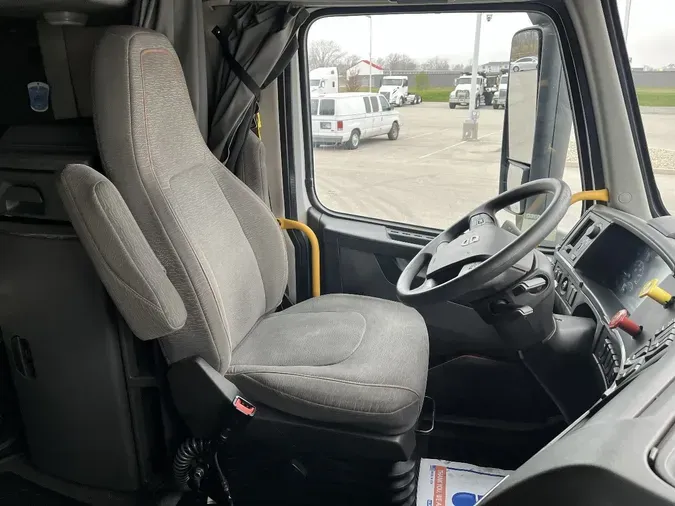 2022 VOLVO VNL64T740