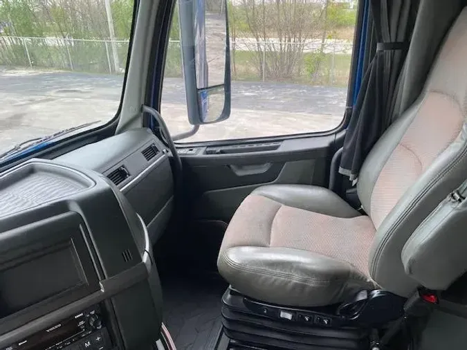 2022 Volvo VNL64T760