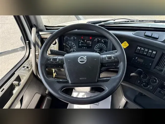 2020 VOLVO VNR640