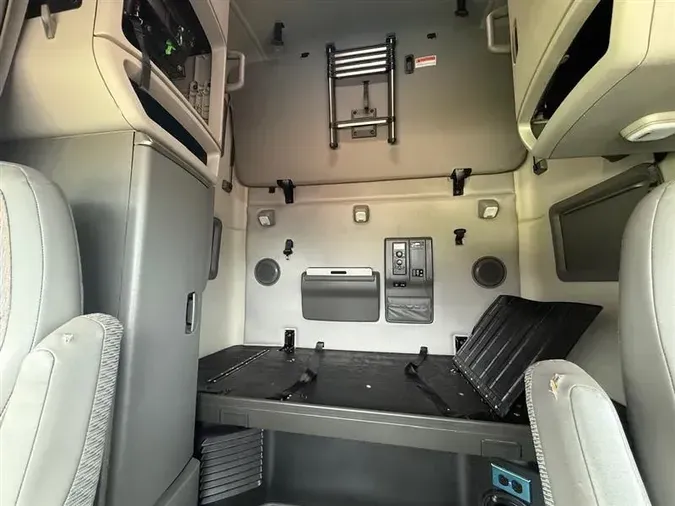 2021 VOLVO VNL760