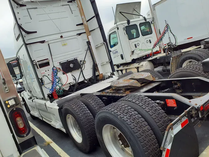 2017 VOLVO VNL64T 670