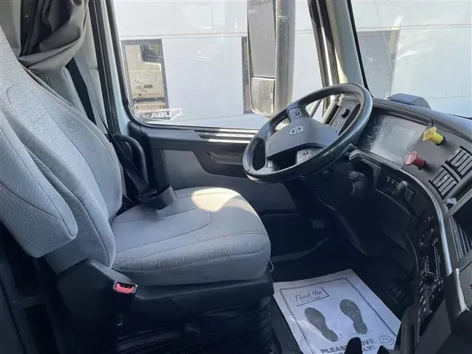 2019 VOLVO VNR640