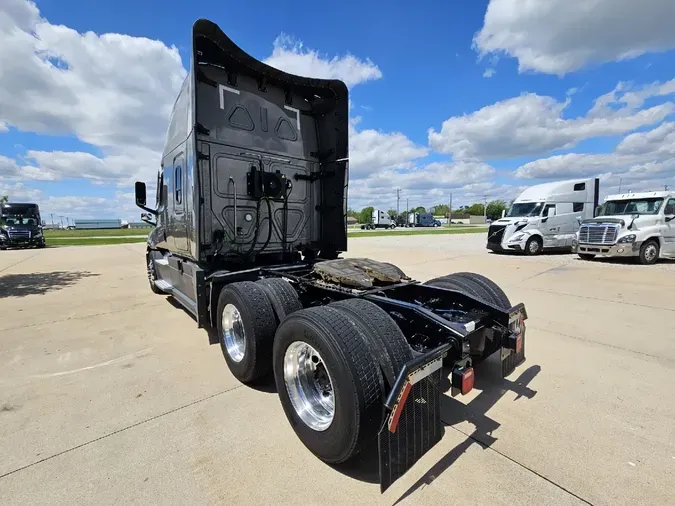 2025 FREIGHTLINER Cascadia 126