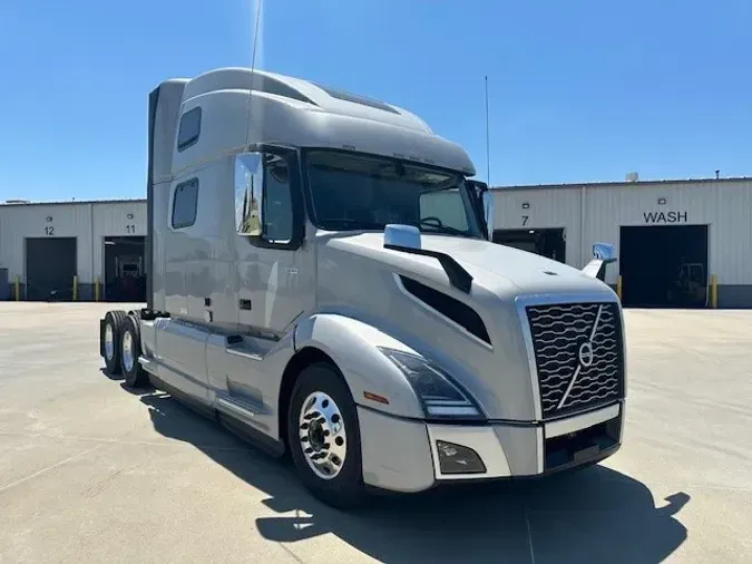 2025 VOLVO VNL64T860