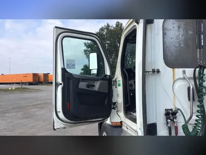 2020 Freightliner Cascadia 12636feba11fe78094bf80e5f53fe6e3981