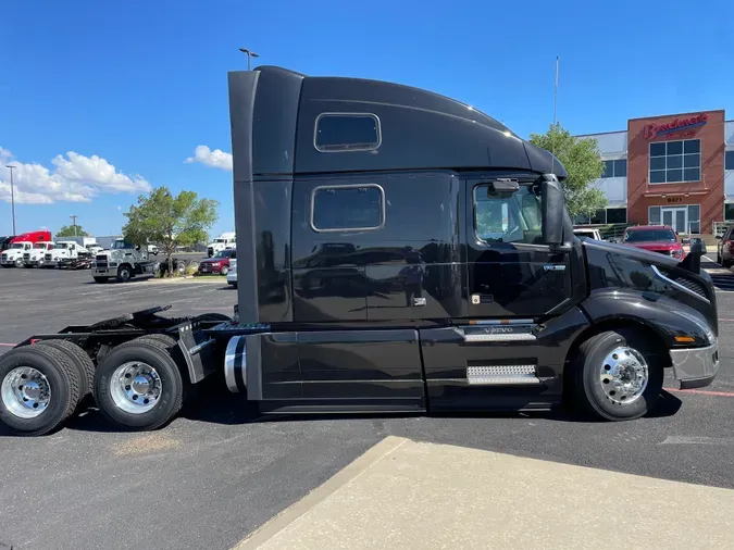 2025 VOLVO VNL64T860