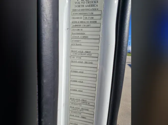 2021 VOLVO VNR64T300